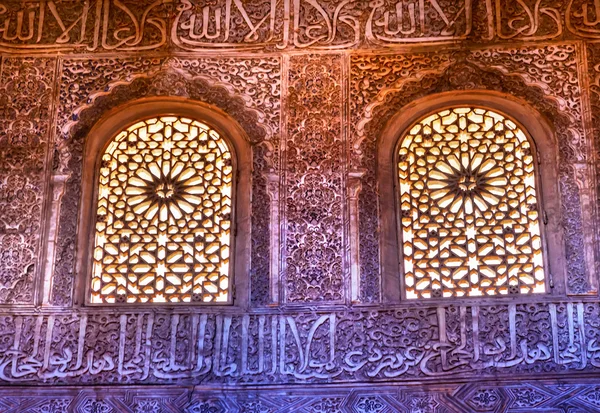 Windows мавританського стіні конструкцій sala де albencerrajes alhambra-Гран — стокове фото