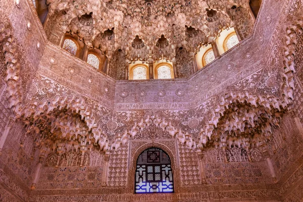 Rond gevormde koepelvormige plafond alhambra boog Moorse muur ontwerpen gr — Stockfoto