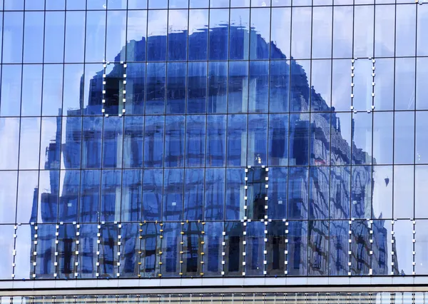 New world trade center abstact glazen gebouw wolkenkrabber weerspiegelen — Stockfoto