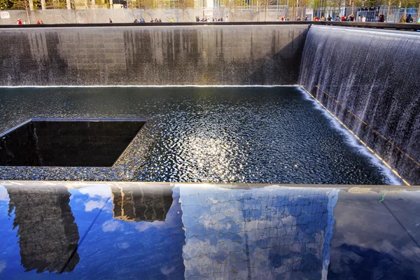 911 меморіального басейну фонтан водоспад Нью-Йорк Нью-Йорк — стокове фото