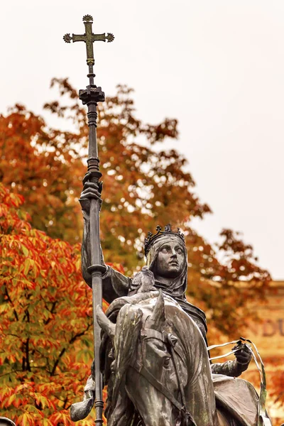 Statue de la Reine Isabelle marchant vers Grenade 1492 Madrid Espagne — Photo