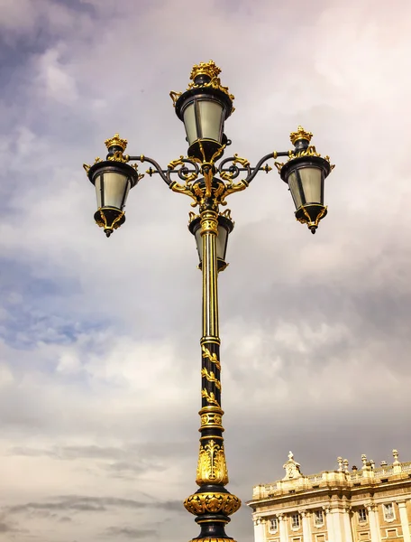 Βασιλικό Παλάτι lamppost cityscape ισπανική σημαία Μαδρίτη Ισπανία — Φωτογραφία Αρχείου