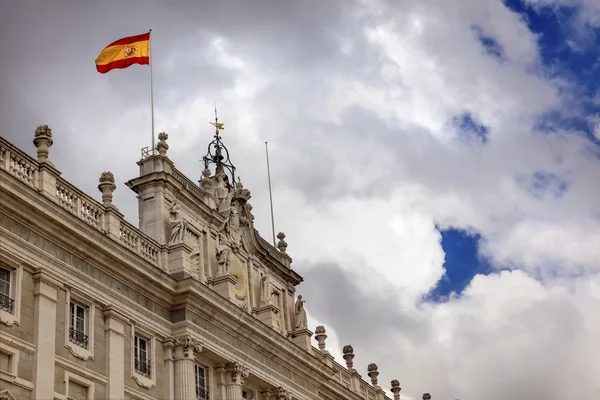 Βασιλικό Παλάτι σύννεφα ουρανό cityscape ισπανική σημαία Μαδρίτη Ισπανία — Φωτογραφία Αρχείου