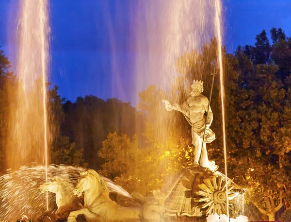 Neptune Chariot Chevaux Statue Fontaine Nuit Madrid Espagne — Photo