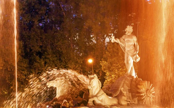 海王星战车马雕像喷泉夜马德里西班牙 — 图库照片