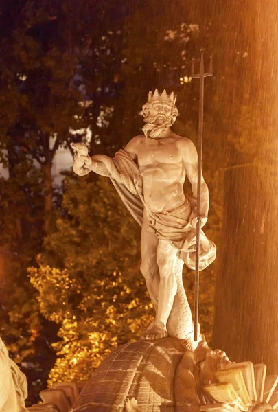 Neptune statue fontän natt madrid Spanien — Stockfoto