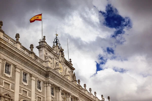 Kraliyet Sarayı bulutlar gökyüzü cityscape İspanyol bayrağı madrid İspanya — Stok fotoğraf