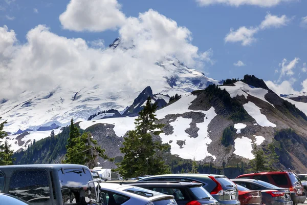 Bäcker vom Künstlerparkplatz aus mit Autos besteigen — Stockfoto