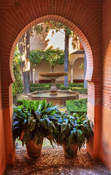 Alhambra Arch Courtyard Fountain Patio Granada Andalusia Spagna — Foto Stock