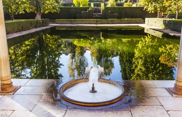 Alhambra avlu el partal çeşme havuzu yansıma granada bir