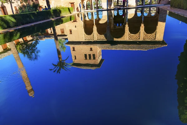 Alhambra hof el partal pool reflexion granada andalusien s — Stockfoto