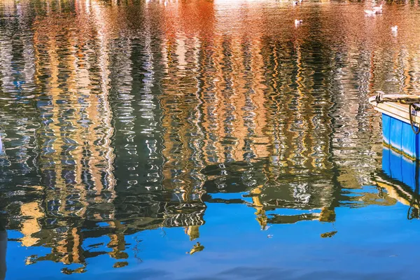 Colorful Waterfront Reflections Abstract Inner Harbor Honfluer France Honfluer Famosa — Foto Stock