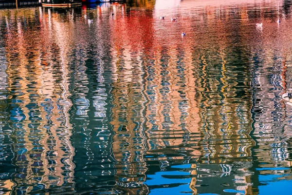 Kleurrijke Reflecties Aan Het Water Abstract Binnenhaven Honfluer Frankrijk Honfluer — Stockfoto