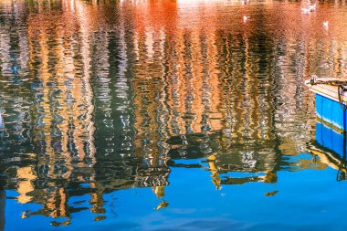Renkli Rıhtım Yansımaları Soyut İç Liman Honfluer France. Honfluer, Monet 'e ilham veren yansımalarıyla ünlüdür.