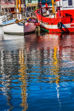 Renkli Marina Kırmızı Tekne Yat Yelkenlisi Rıhtım Yansıması İç Liman Honfluer France. Honfluer, Monet 'e ilham veren yansımalarıyla ünlüdür.