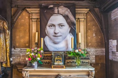 Saint Therese Lisieux Kilisesi Kilisesi Honfluer Normandiya Kilisesi Kilisesi. St. Therese 1897 'de ölen genç bir Carmelite rahibesiydi. Ruhani otobiyografisi meşhurdur.
