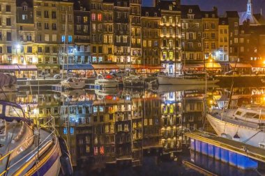 Renkli Gece Marina Tekneleri Rıhtım Yansımaları Restoranları, İç Liman Honfluer France. Honfluer, Monet 'e ilham veren yansımalarıyla ünlüdür.