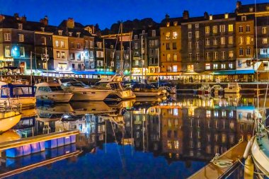 Renkli Gece Marina Tekneleri Rıhtım Yansımaları Restoranları, İç Liman Honfluer France. Honfluer, Monet 'e ilham veren yansımalarıyla ünlüdür.