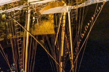 Renkli Gece Marina Yelkenlileri Rıhtım Yansıması Soyut İç Liman Honfluer France. Honfluer, Monet 'e ilham veren yansımalarıyla ünlüdür.