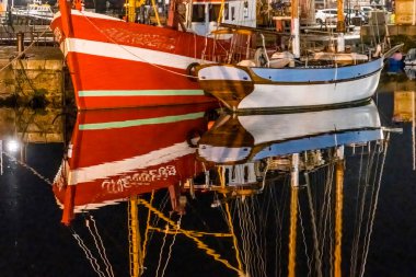 Renkli Kırmızı Balıkçı Gemisi Balıkçısı Marina Denizaltı Yansıma Yansımaları Restoranları İç Liman Honfluer France. Honfluer, Monet 'e ilham veren yansımalarıyla ünlüdür.