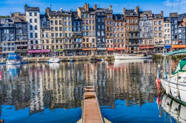 Renkli Marina Yatları Rıhtım Yansımaları Restoranları, İç Liman Honfluer France. Honfluer, Monet 'e ilham veren yansımalarıyla ünlüdür.