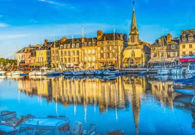 Renkli Marina Yatları Rıhtım Yansımaları Restoranları, İç Liman Honfluer France. Honfluer, Monet 'e ilham veren yansımalarıyla ünlüdür.