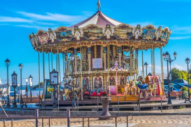 Renkli Eski Neşeli Atlıkarınca İç Liman Honfluer Fransa. 