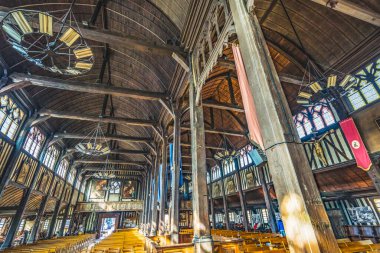 Sunak Bazilikası Eski Ahşap Aziz Catherine Kilisesi Honfluer Normandiya Fransa. 1400 'lü yıllarda Avrupa' nın en eski ahşap kiliselerinden biri inşa edildi.