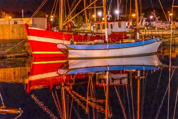Färgglada Natt Röd Fiske Båt Trålare Marina Segelbåtar Waterfront Reflektioner — Stockfoto
