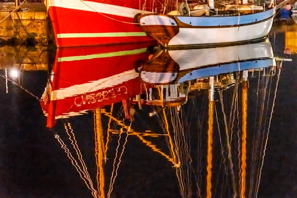 Kleurrijke Nacht Rood Vissen Boot Trawler Marina Zeilboten Waterfront Reflecties — Stockfoto