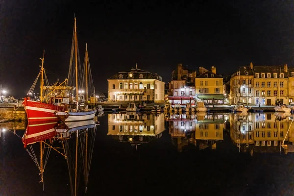 Notte Variopinta Red Fishing Trawler Marina Barche Vela Waterfront Riflessioni — Foto Stock