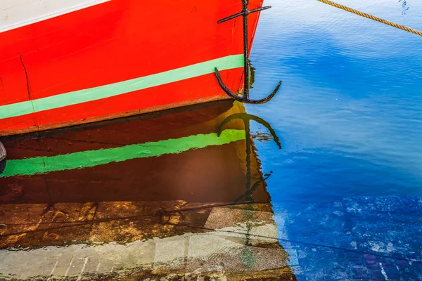 Colorido Marina Red Boat Waterfront Reflexões Inner Harbor Honfluer França — Fotografia de Stock
