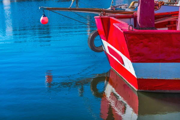 Kolorowe Marina Red Boat Waterfront Reflections Inner Harbor Honfluer Francja — Zdjęcie stockowe