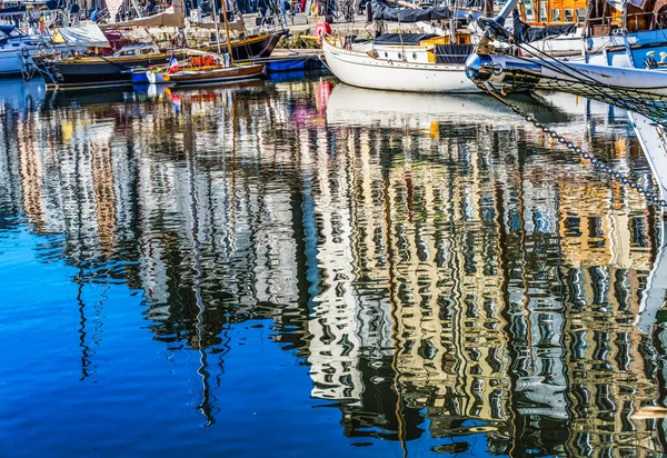 Coloridos Barcos Marina Yates Frente Mar Reflexiones Tiendas Restaurantes Inner — Foto de Stock