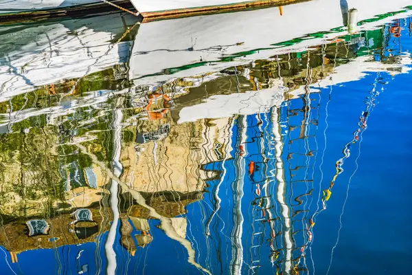 Veleiros Brancos Coloridos Yachts Waterfront Reflexões Abstract Inner Harbor Honfluer — Fotografia de Stock
