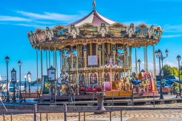 Renkli Eski Neşeli Atlıkarınca İç Liman Honfluer Fransa. 