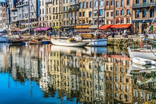 Honfluer Francia Octubre 2021 Colorido Marina Boats Yachts Waterfront Reflections — Foto de Stock