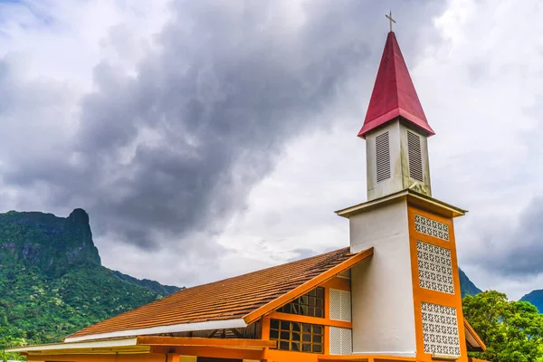 Красочная Новая Церковь Святого Иосифа Eglise Cook Bay Moorea Tahiti — стоковое фото