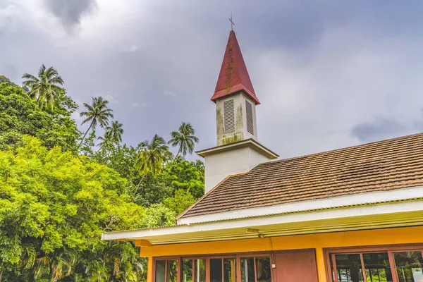 Красочная Новая Церковь Святого Иосифа Eglise Cook Bay Moorea Tahiti — стоковое фото