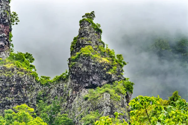 Barevná Hora Mouapu Mraky Žraločí Zuby Volanic Peaks Moorea Tahiti — Stock fotografie