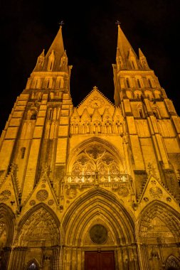 Aydınlatılmış Gece Işıkları Bayeux Katedrali Cephe Kuleleri Bayeux Kilisesi Bayeux Normandiya Kilisesi 'nin Hanımefendisi. Katolik kilisesi 1077 yılında Kral Fatih William tarafından kutsanmıştır.