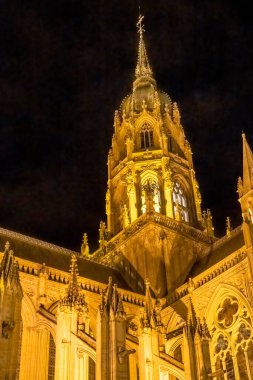 Aydınlatılmış Gece Işıkları Bayeux Katedrali Bayeux Kilisesi Leydimiz Bayeux Normandiya Fransa. Katolik kilisesi 1077 yılında Kral Fatih William tarafından kutsanmıştır.