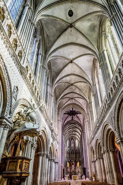 祭坛十字架上的玻璃大教堂拜厄斯教堂的夫人拜厄斯诺曼底法国教堂 1077年由征服者威廉国王祝圣的天主教堂 — 图库照片