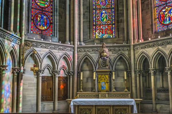 マリア礼拝堂ステンドグラスの反射大聖堂バイユー大聖堂バイユー教会の聖母バイユー ノルマンディー フランス 1077年にウィリアム王によって聖別されたカトリック教会 — ストック写真