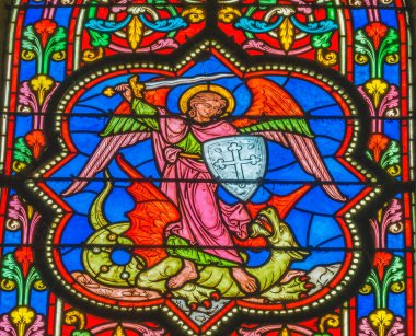 Renkli Başmelek Michael Fighting Dragon Satam Glass Basilica Bayeux Katedrali Bayeux Kilisesi Leydisi Bayeux Normandy France 'ı kirletti. Kilise 1077 'de kutsanmıştır.