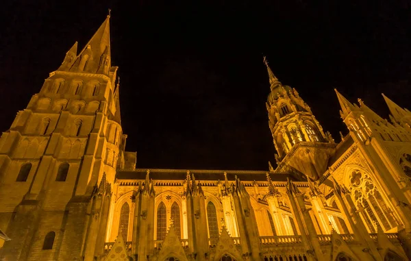 夜光照亮了Bayeux主教座堂Bayeux教堂的女士Bayeux Normandy France1077年由征服者威廉国王祝圣的天主教堂 — 图库照片