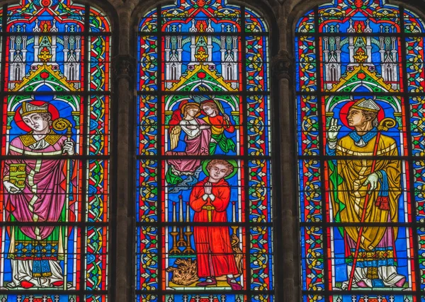 Kolorowe Biskupi Aniołowie Witraże Bayeux Bazylika Bayeux Katedra Matki Bożej — Zdjęcie stockowe