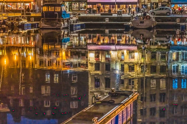 カラフルな夜のマリーナボートウォーターフロントの反射店レストラン インナーハーバーホンフラーフランス ホンフラーは モネにインスピレーションを与えたその反射で有名です — ストック写真