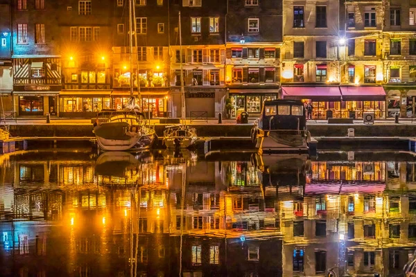 Bunte Nacht Marina Boote Waterfront Reflections Geschäfte Restaurants Binnenhafen Honfluer — Stockfoto