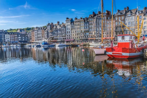 五彩缤纷的码头红船建筑滨海反思内港的法国 Honfluer以其启发莫奈的反思而闻名 — 图库照片
